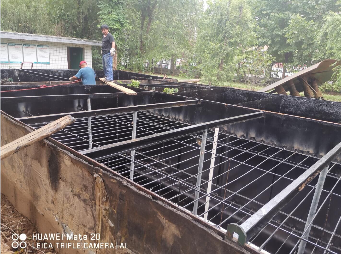 唐河西峡县协和医院钢结构焊接进行中